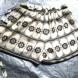 100% Silk Shorts  Ivory Black Print Size M / 26